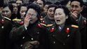 Pohřeb diktátora vysílá severokorejská státní televize, jež často nabízí záběry přihlížejících, kteří při průjezdu smuteční kolony srdceryvně pláčou a okázale projevují zármutek.