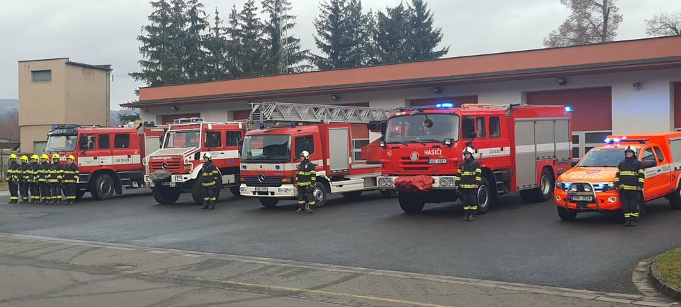 Minutu ticha za Honzu ve středu drželi profesionální i dobrovolní hasiči z Královéhradeckého kraje. Přidali se i kolegové ze záchranky.