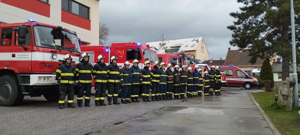 Minutu ticha za Honzu ve středu drželi profesionální i dobrovolní hasiči z Královéhradeckého kraje. Přidali se i kolegové ze záchranky.