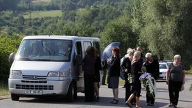 Moničiny kamarádky, které na pohřeb přijely dodávkou, nebyly na seznamu pozvaných a ochranka je vykázala