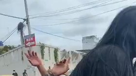 Šokující video z pohřbu: Žena předvádí sexy taneček na rakvi svého blízkého!