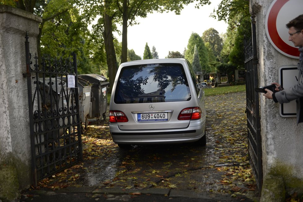 Pohřební vůz přiváží tělo nebohé dívky.