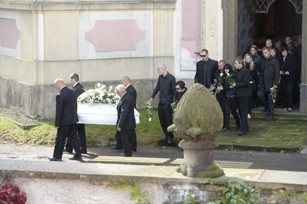 Zdrcenou babičku museli při cestě z kostela podpírat.