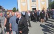 Pohřeb strůjce „slušovického zázraku“ Františka Čuby: Bývalý šéf SPO a jeho přítel Jan Veleba v popředí (3. 7. 2019)