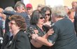 Pohřeb strůjce „slušovického zázraku“ Františka Čuby: Lidé truchlí před kostelem (3. 7. 2019)