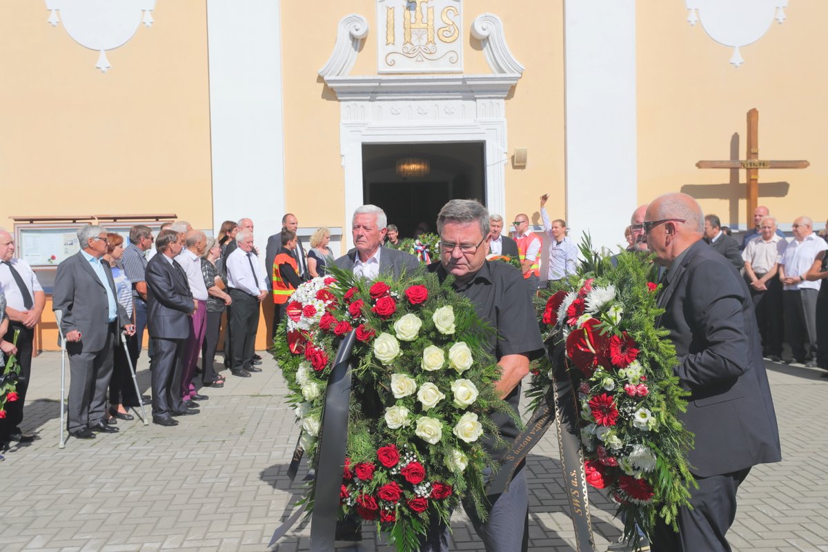 Pohřeb strůjce „slušovického zázraku“ Františka Čuby: Lidé truchlí před kostelem (3. 7. 2019)