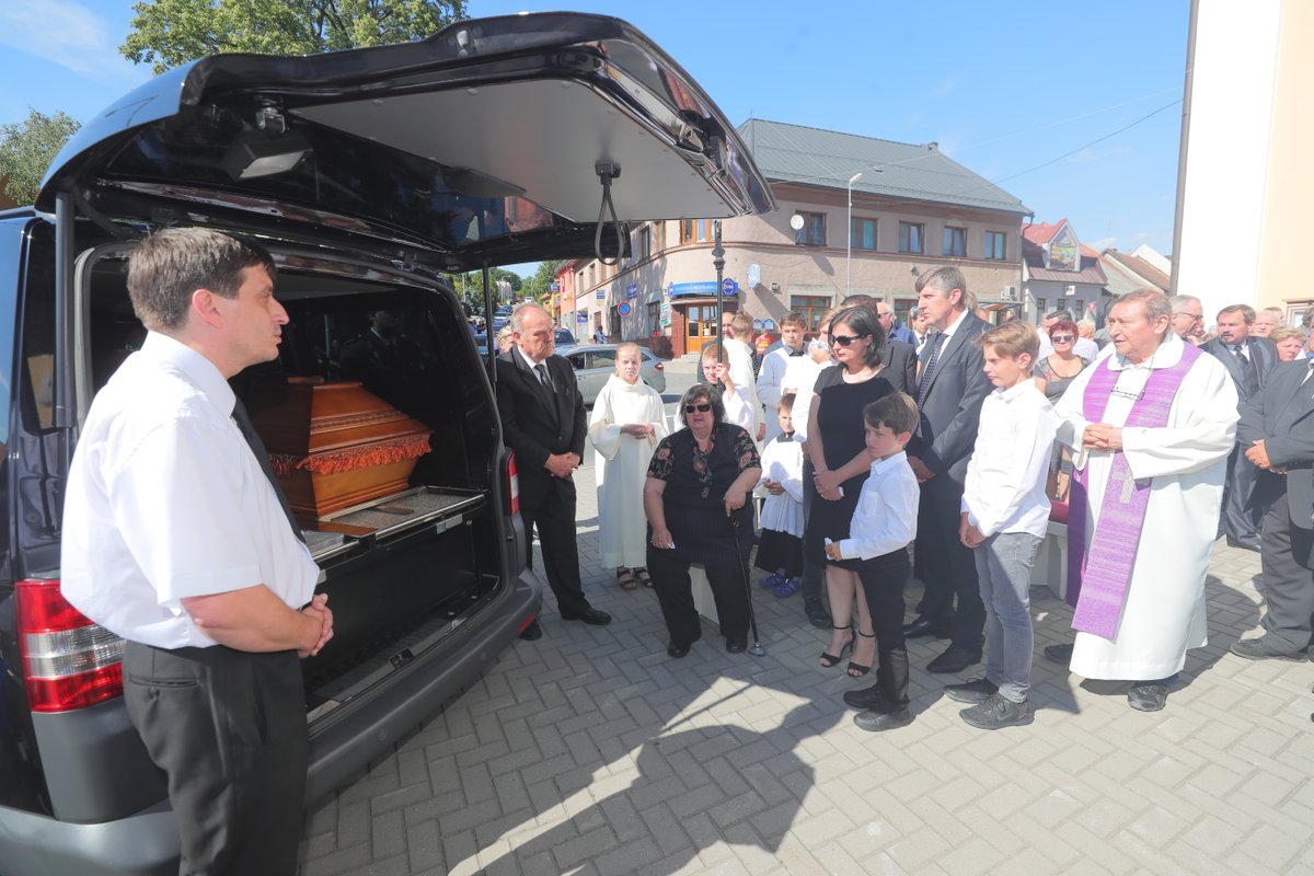 Pohřeb strůjce „slušovického zázraku“ Františka Čuby: Lidé truchlí před kostelem (3. 7. 2019)