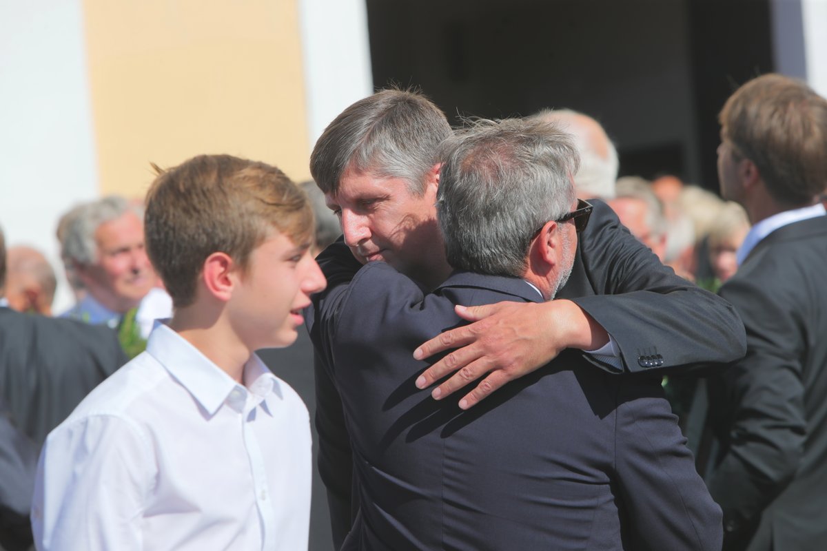 Pohřeb strůjce „slušovického zázraku“ Františka Čuby: Lidé truchlí před kostelem (3. 7. 2019)