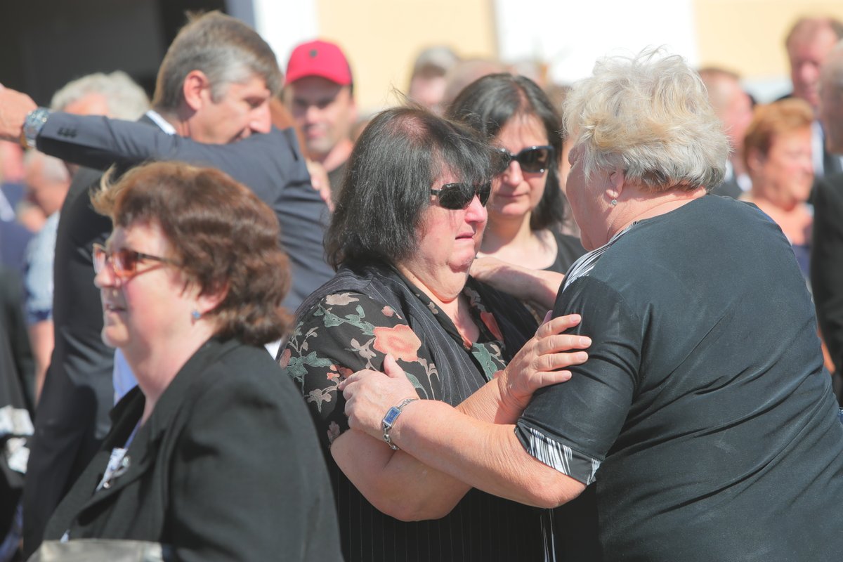 Pohřeb strůjce „slušovického zázraku“ Františka Čuby: Lidé truchlí před kostelem (3. 7. 2019)