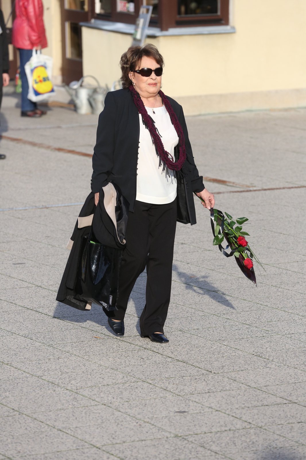 Jiřina Bohdalová maskovala slzy za tmavými brýlemi.