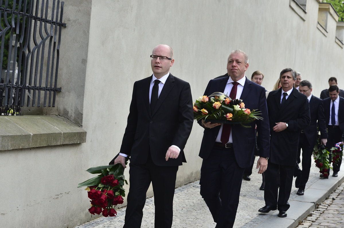 Na místě je už Bohuslav Sobotka. Vchází do chrámu následován Janem Fischerem, Lubomírem Zaorálkem, Milanem Chovancem a šéfem motolské nemocnice Miloslavem Ludvíkem.