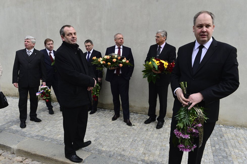 Ministři se půjdou poklonit ostatkům Stanislava Grosse nejspíš současně