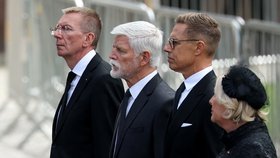 Prezidenti na pohřbu Haralda V.: Edgars Rinkevics (Lotyšsko), Petr Pavel (ČR) a Alexander Stubb (Finsko) před katedrálou v Oslu (9. 9. 2026).