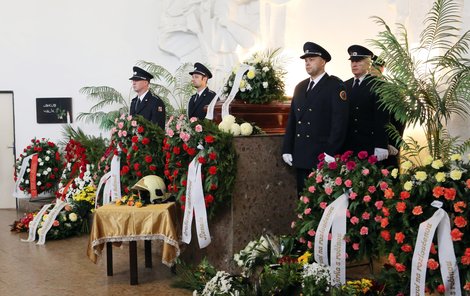 Po celou dobu stáli vedle rakve čestnou stráž Jakubovi kolegové-hasiči.