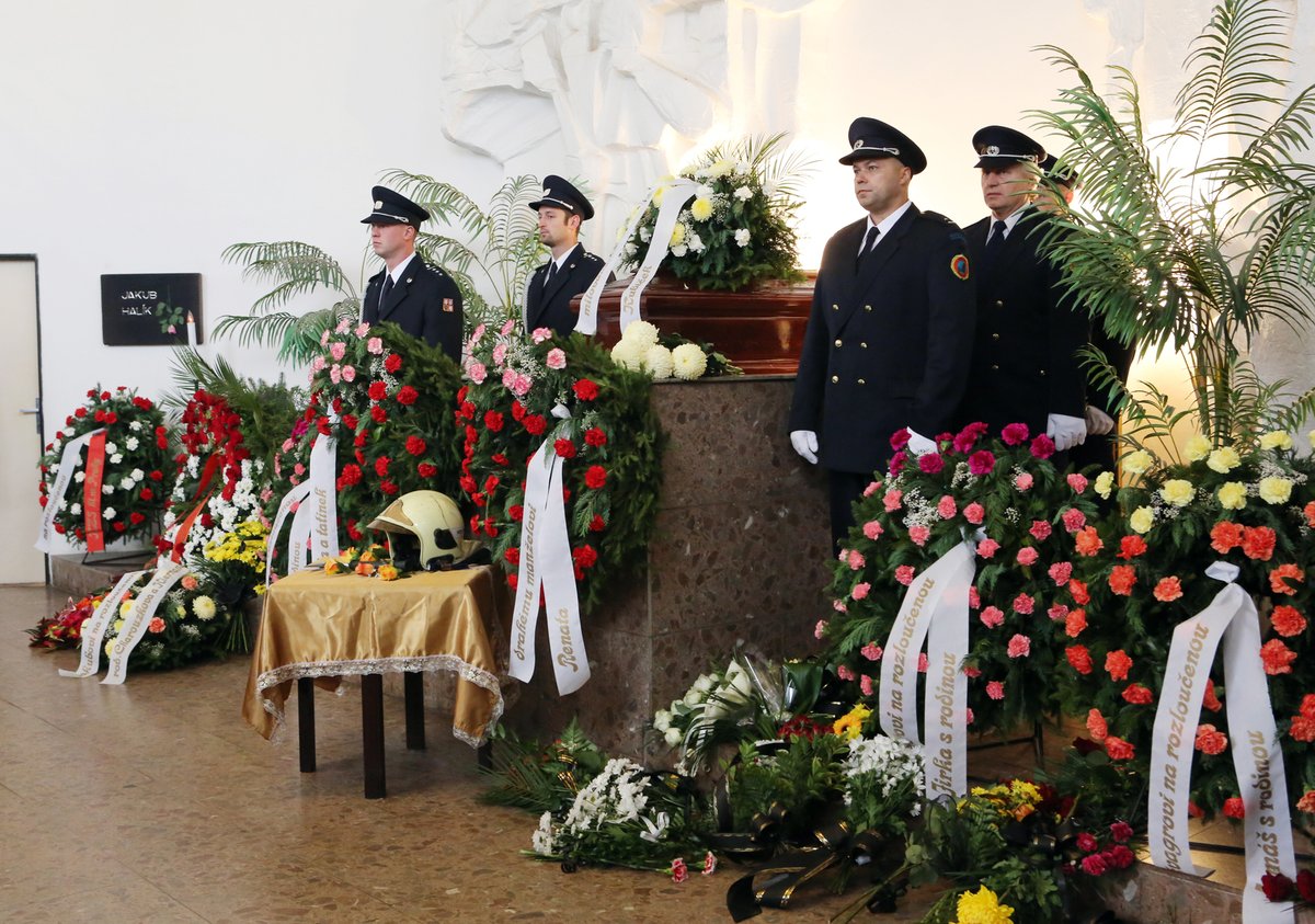 Po celou dobu stáli vedle rakve čestnou stráž Jakubovi kolegové-hasiči.