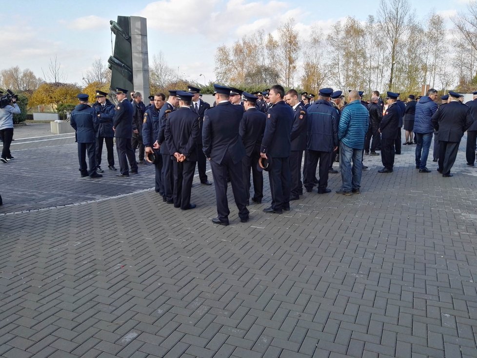 Rodina i desítky hasičů se včera rozloučily v Karviné-Ráji s vyšetřovatelem Ladislavem B. (†54), který zemřel ve středu 6. listopadu v Petrovicích při požáru haly. Propadl se střechou, zraněním na místě podlehl.