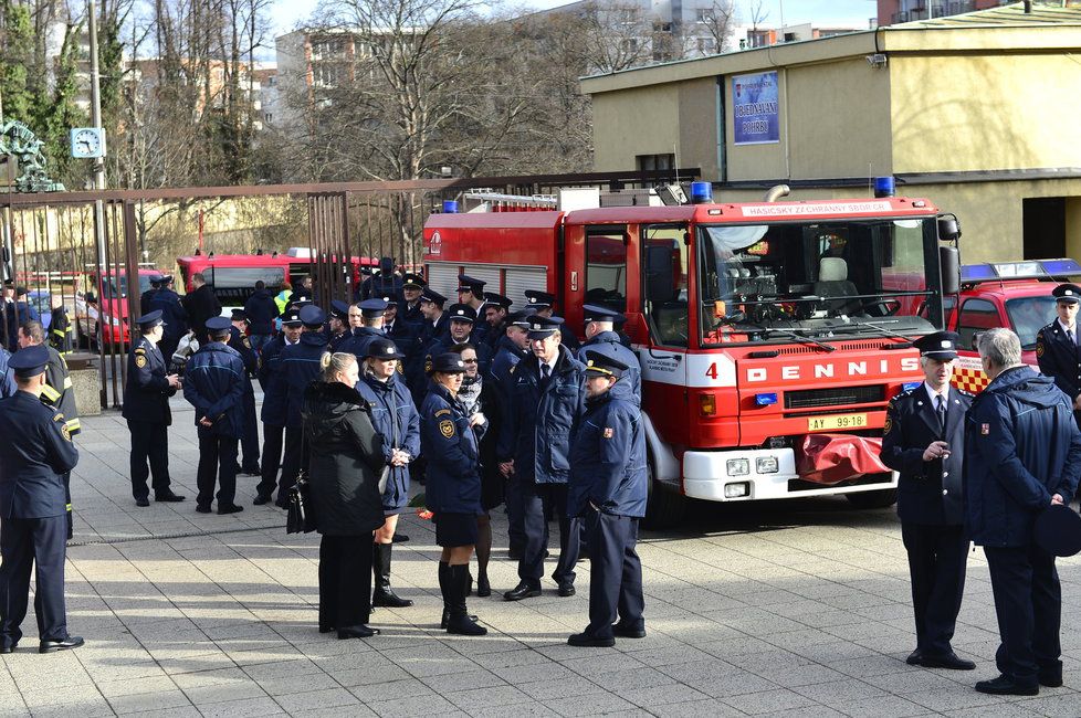 Poslední rozloučení s Janem Odermattem. Ve Strašnicích se sešla zdrcená rodina i kolegové.