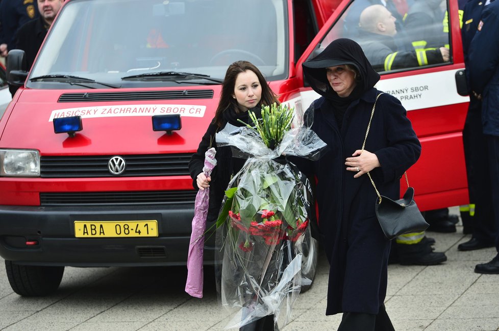 Rozloučit se s Honzou přišli kolegové i jeho rodina, manželka Kristina a dcera Stella.