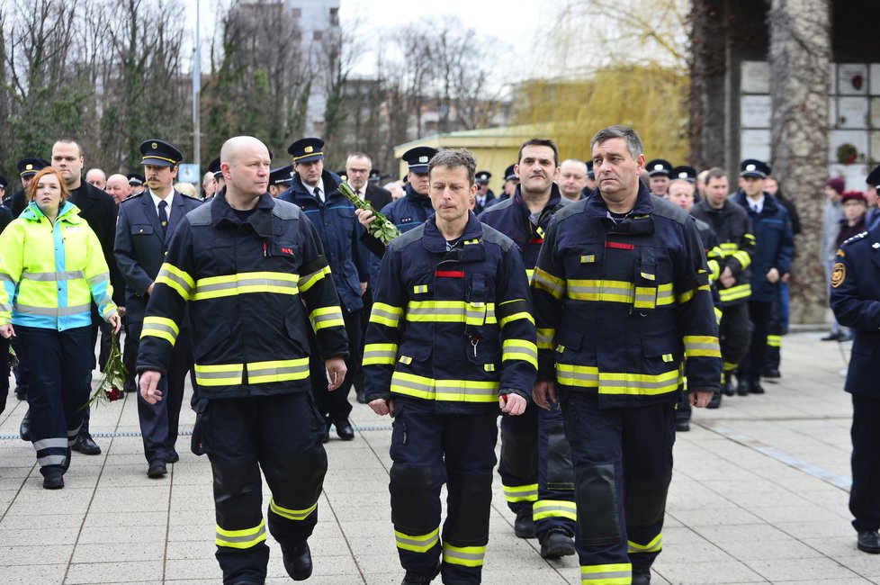 Rozloučit se s Honzou přišli kolegové i jeho rodina, manželka Kristina a dcera Stella.