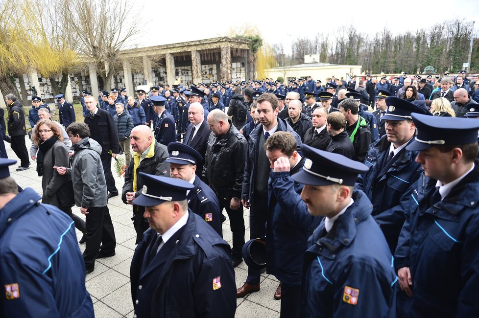 Rozloučit se s Honzou přišli kolegové i jeho rodina, manželka Kristina a dcera Stella.