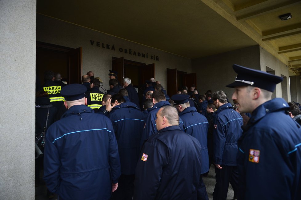 Rozloučit se s Honzou přišli kolegové i jeho rodina, manželka Kristina a dcera Stella.