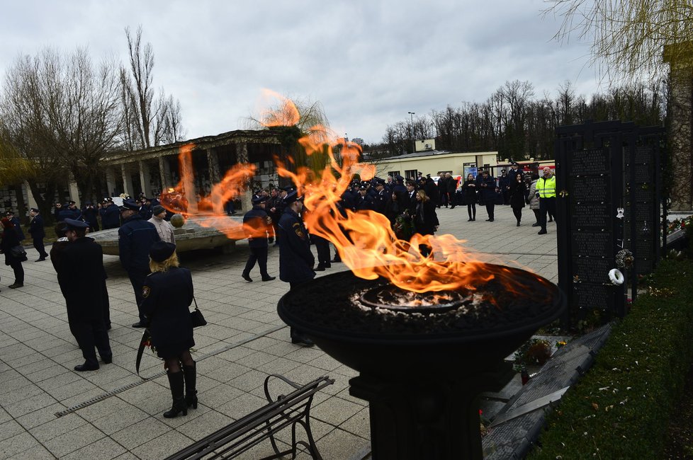 Rozloučit se s Honzou přišli kolegové i jeho rodina, manželka Kristina a dcera Stella.