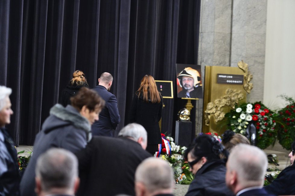 Rozloučit se s Honzou přišli kolegové i jeho rodina, manželka Kristina a dcera Stella.