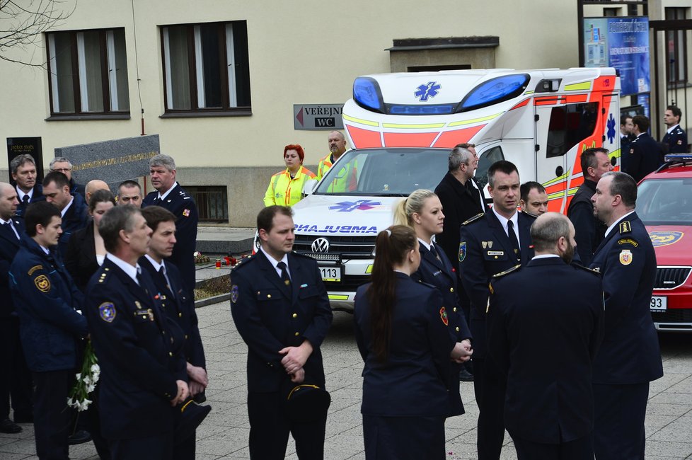 Rozloučit se s Honzou přišli kolegové i jeho rodina, manželka Kristina a dcera Stella.