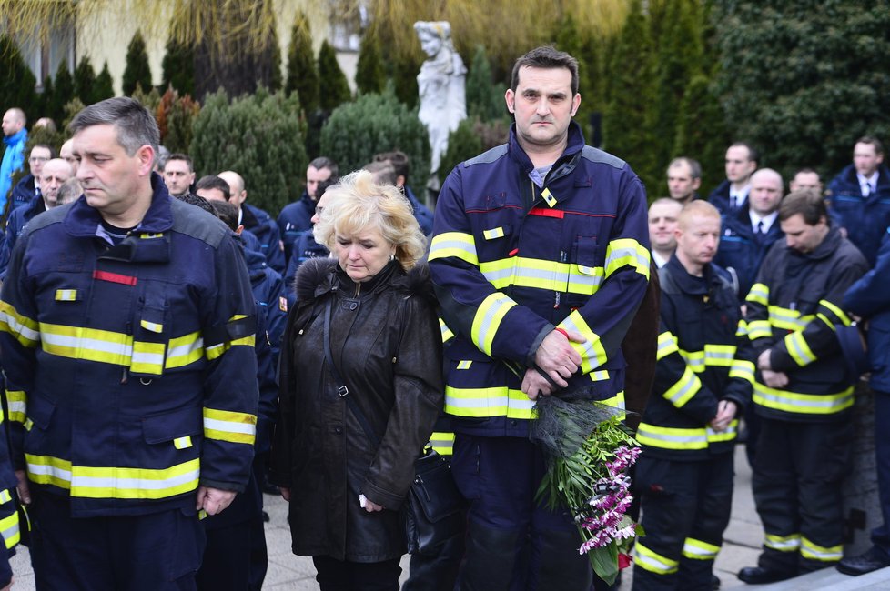 Rozloučit se s Honzou přišli kolegové i jeho rodina, manželka Kristina a dcera Stella.