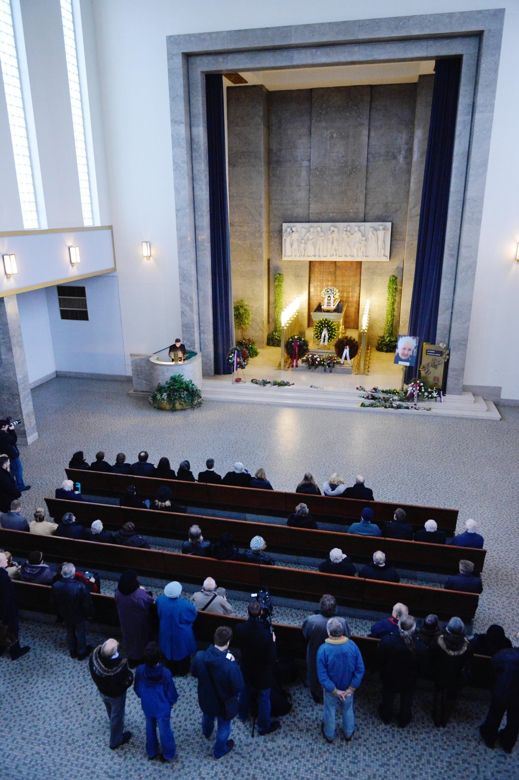 Obřadní síň strašnického krematoria byla poloprázdná.