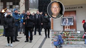 Fanoušci na pohřbu Patrika Hezuckého (†55): Jak se loučili ti, co se dovnitř nedostali! Fanoušci na pohřbu Patrika Hezuckého (†55): Jak se loučili ti, co se dovnitř nedostali!