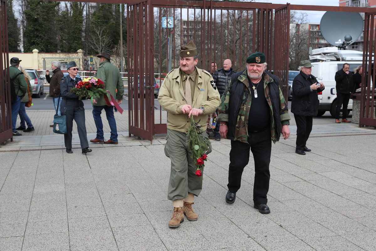 Pohřeb Honzy Vyčítala (†77) v pražských Strašnicích.