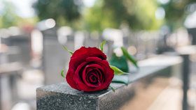 Senior (75) našel na hřbitově náhrobek se svým jménem: Za krutým vtipem prý stojí pomstychtiváexmanželka! (ilustrační foto)