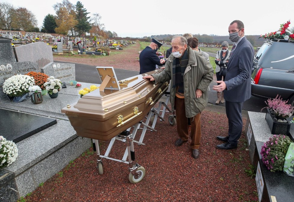 Chapelle-Lez-Herlaimont, Belgie: pohřeb s minimální účastí.