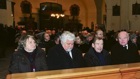 Do lavice v bazilice vedle sebe usedli manželé Pithartovi, Václav Havel, Ivo Mathé, Mirek Topolánek a Jan Fischer