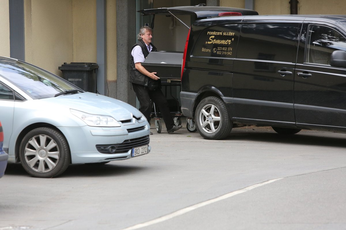 Pohřební služba, kterou využívá i Josef Rychtář, přivezla do krematoria další rakev.