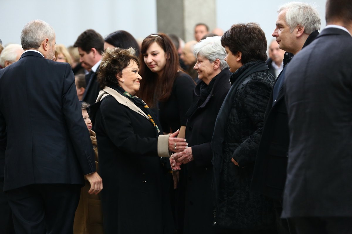 Jiřina Bohdalová kondolovala vdově Evě, napravo dcera Monika, nalevo vnučka Bára.