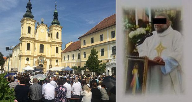 Strážnice se loučila se zesnulým knězem Jackem (†41): Věřící zaplnili celé náměstí