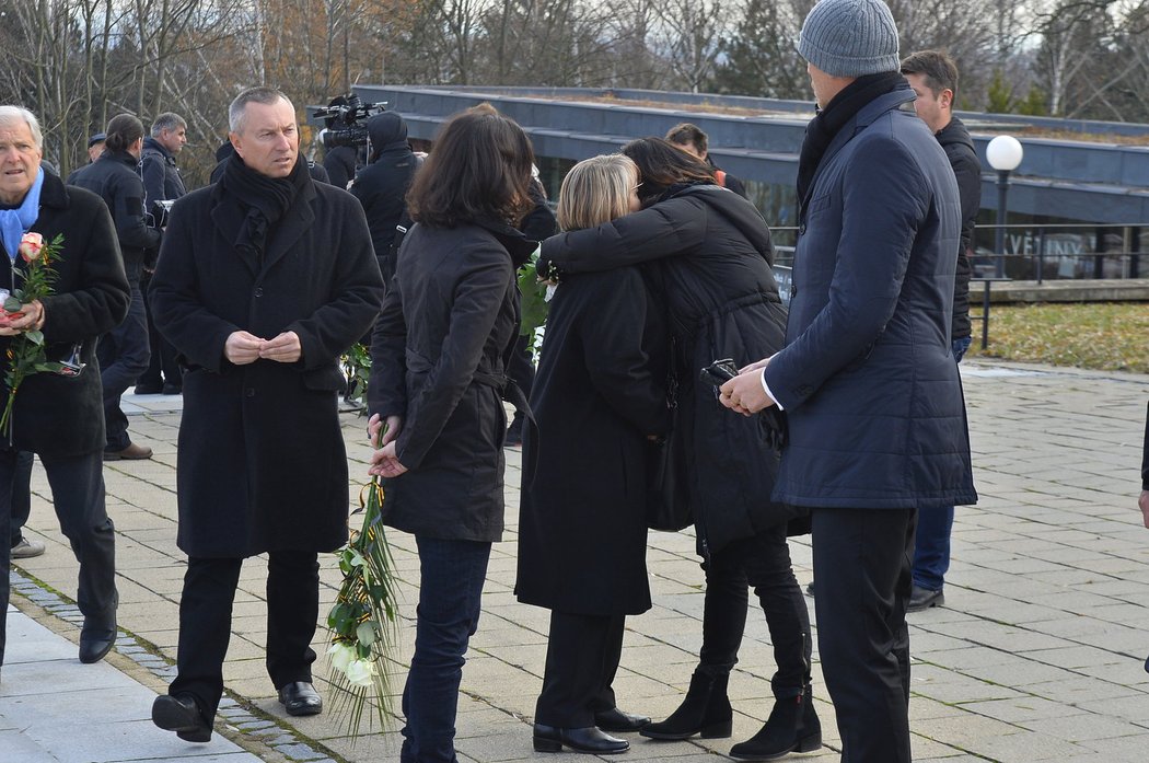 Smuteční hosté se sešli v pohřební síni v Brně na posledním rozloučení s tenistkou Janou Novotnou.