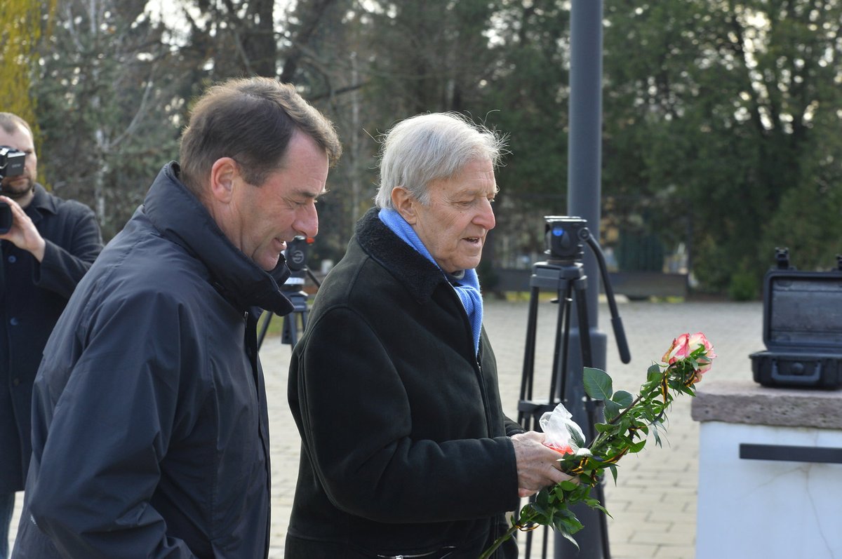 Smuteční hosté se sešli v pohřební síni v Brně na posledním rozloučení s tenistkou Janou Novotnou.