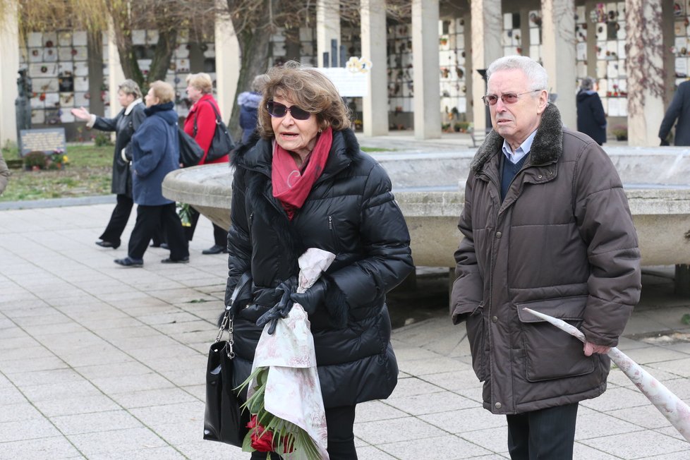 Yvetta Simonová přinesla květiny.