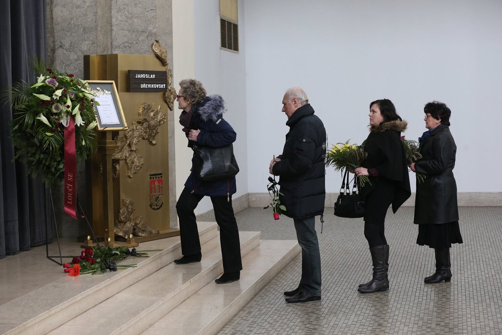 V řadě u rakve čekal i Ladislav Županič.