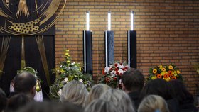 Na pohřeb tragicky zesnulé podnikatelky Jindry K. přišly do smuteční síně v Blansku asi dvě stovky lidí. Rodina si však nepřála, aby na obřadu uvnitř byla média.