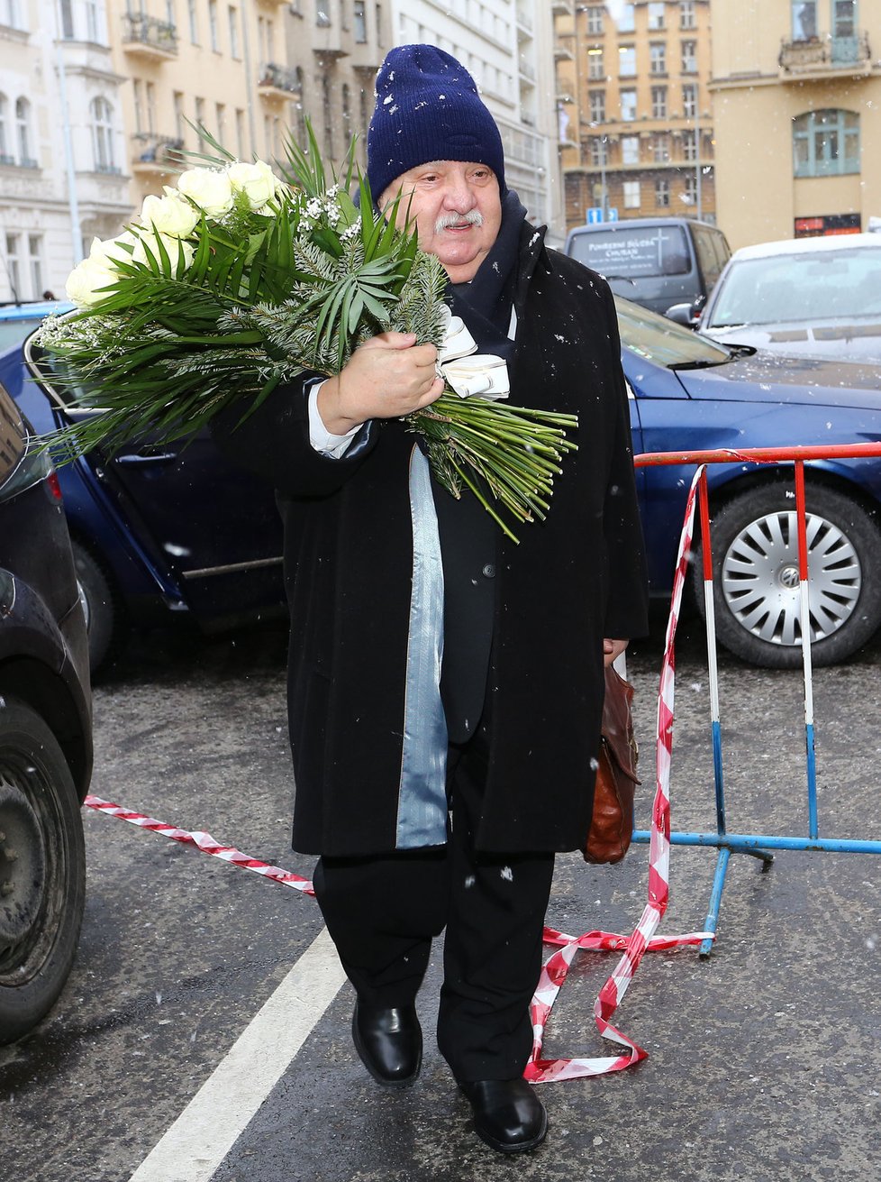 Marián Labuda přinesl obrovskou kytici bílých růží