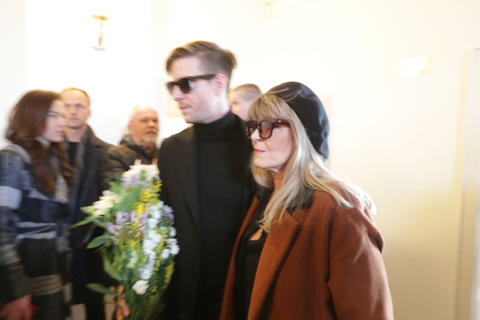 Pohřeb Jiřího Pechy: Chantal Poullain se synem Vladimírem Polívkou