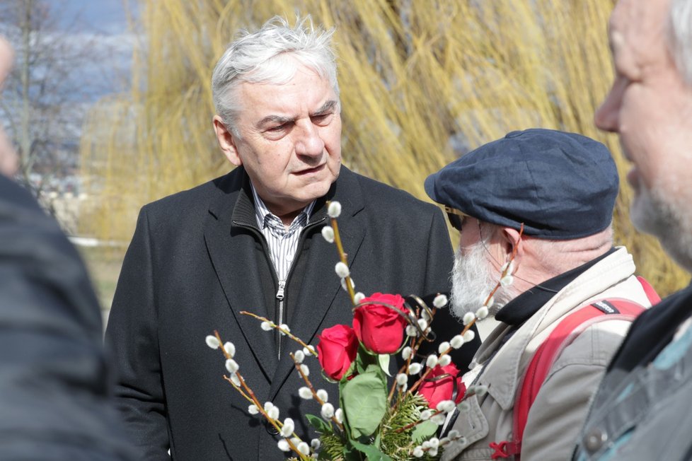 Pohřeb Jiřího Pechy: Miroslav Donutil a Arnošt Goldflam