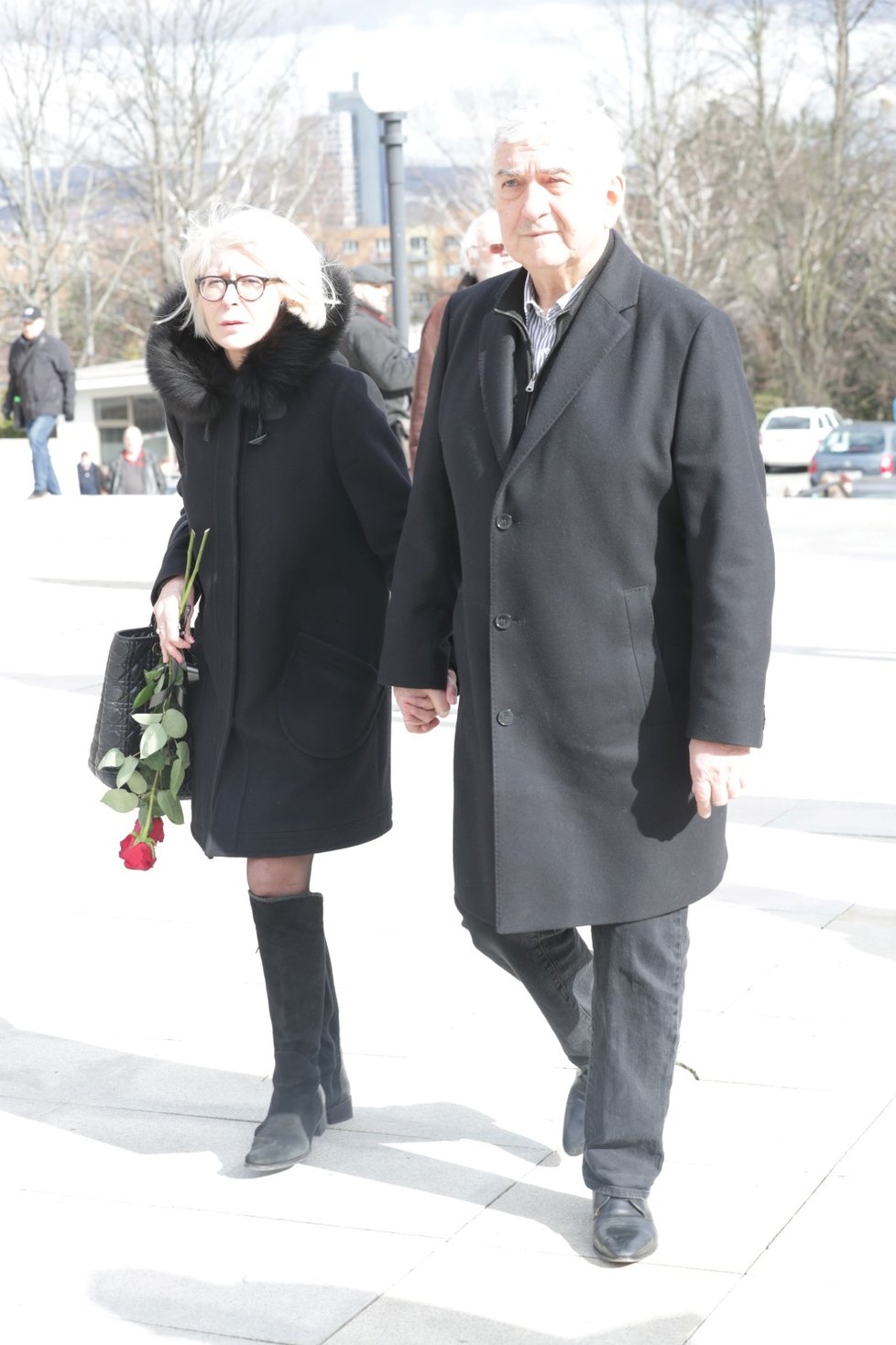 Pohřeb Jiřího Pechy: Miroslav Donutil s manželkou Zuzanou