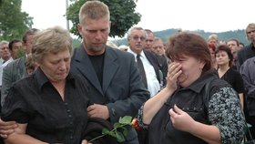 Matku zemřelého musel podpírat Jiřího bratr, vpravo družka zesnulého a matka jeho dětí