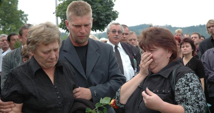 Matku zemřelého musel podpírat Jiřího bratr, vpravo družka zesnulého a matka jeho dětí