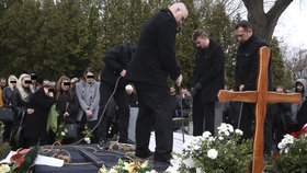 Poslední rozloučení s tátou a synem, kteří zemřeli při požáru v Jirkově.